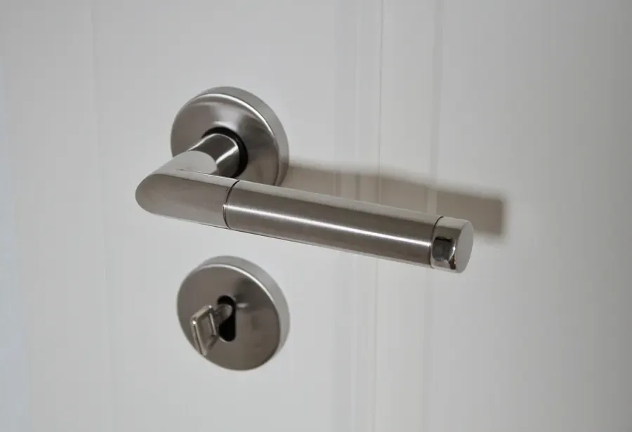 Lever door handle with a thumb turn – identifying types of door locks in the UK such as thumbturn euro cylinders, Locksmith Birmingham guide for Birmingham homes